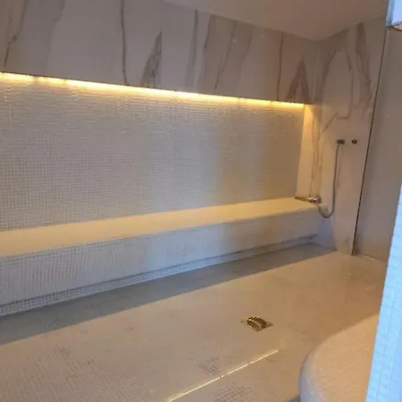Διαμέρισμα Azizi Beachfront & Piscina Sauna Gym Jacuzzi *