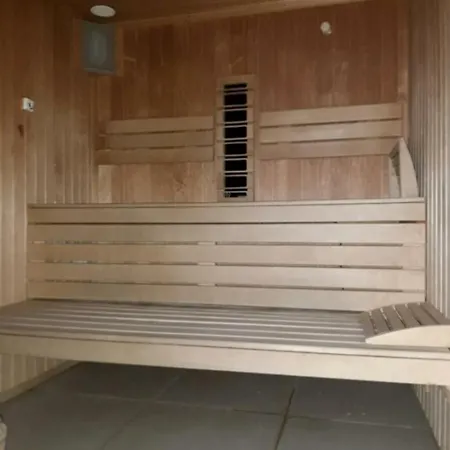 Azizi Beachfront & Piscina Sauna Gym Jacuzzi Apartman Năvodari