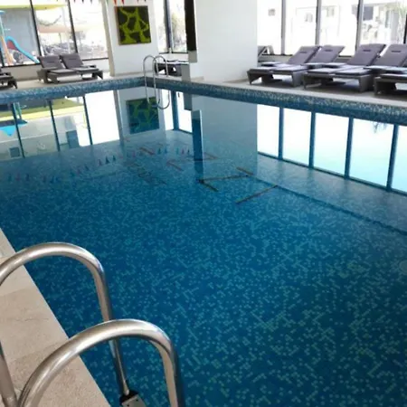 Azizi Beachfront & Piscina Sauna Gym Jacuzzi Apartman *