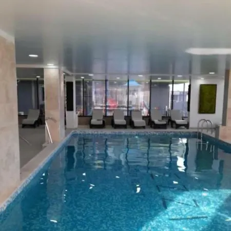 Διαμέρισμα Azizi Beachfront & Piscina Sauna Gym Jacuzzi