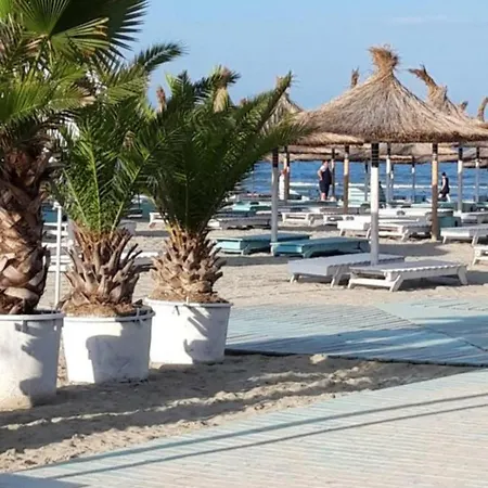 Azizi Beachfront & Piscina Sauna Gym Jacuzzi Năvodari