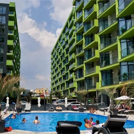 Azizi Beachfront & Piscina Sauna Gym Jacuzzi Năvodari
