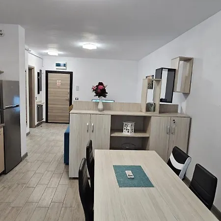 Azizi Beachfront & Piscina Sauna Gym Jacuzzi *